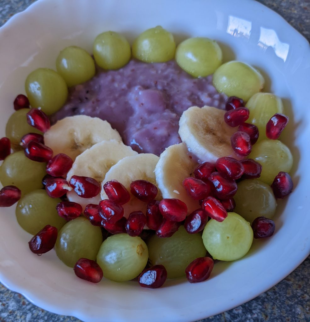 easy-fruity-oats-with-blueberries-banana-grapes-pomegranate-and-chia-seeds-vegan-vegetarian-breakfast-recipes
