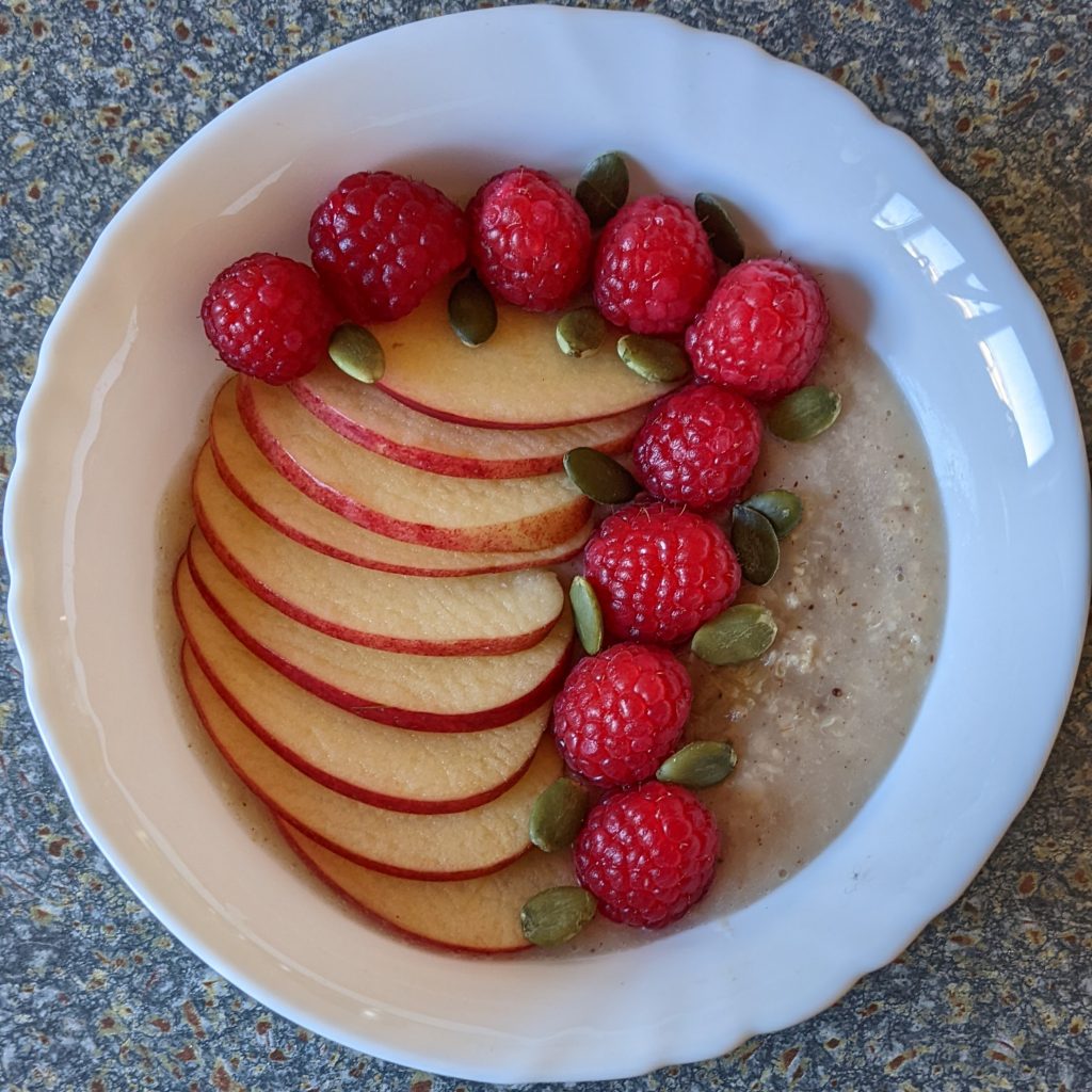 easy-oatmeal-bowls-oats-breakfast-banana-cinnamon-oatmeal-with-apple-raspberries-pumpkin-seeds-vegan-food-uk-vegetarian-easy-recipes