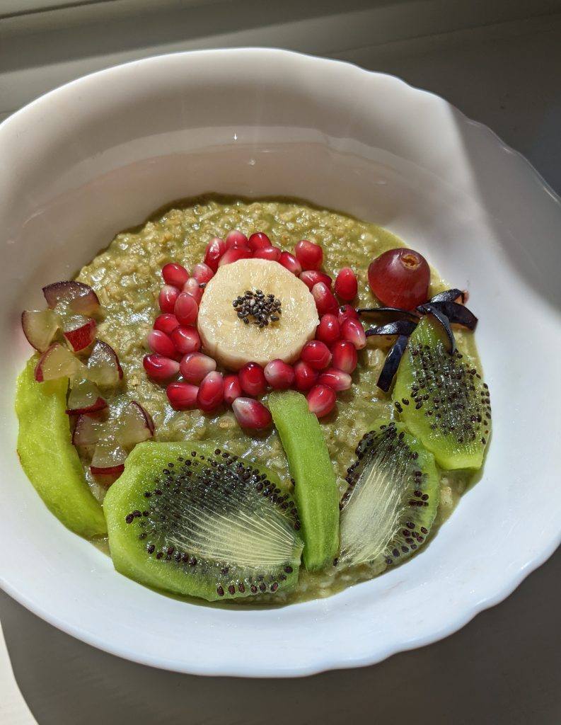 moringa-vanilla-breakfast-oats-with-banana-kiwi-fruit-chia-seeds-pomegranate-arils-and-grapes-breakfast-ideas-breakfast-bowls-vegan-breakfast-recipes-moringa-recipes-buy-moringa-cheap-online-uk
