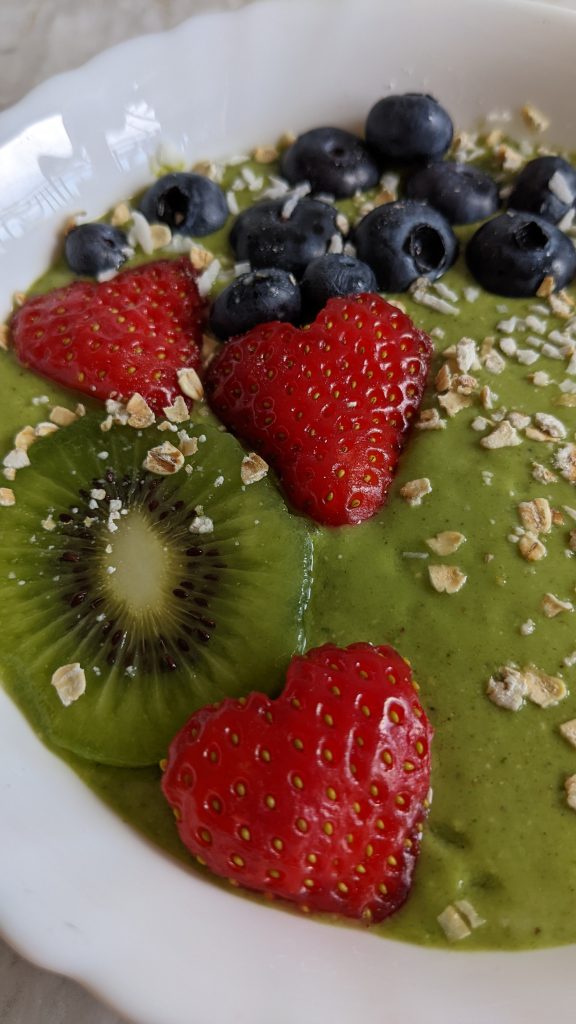 spinach-smoothie-with-banana-pineapple-moringa-powder-kiwi-fruit-chia-seeds-and-oats-summer-heatwave-oats-breakfast-breakfast-ideas-vegan-recipes-green-smoothie-recipes