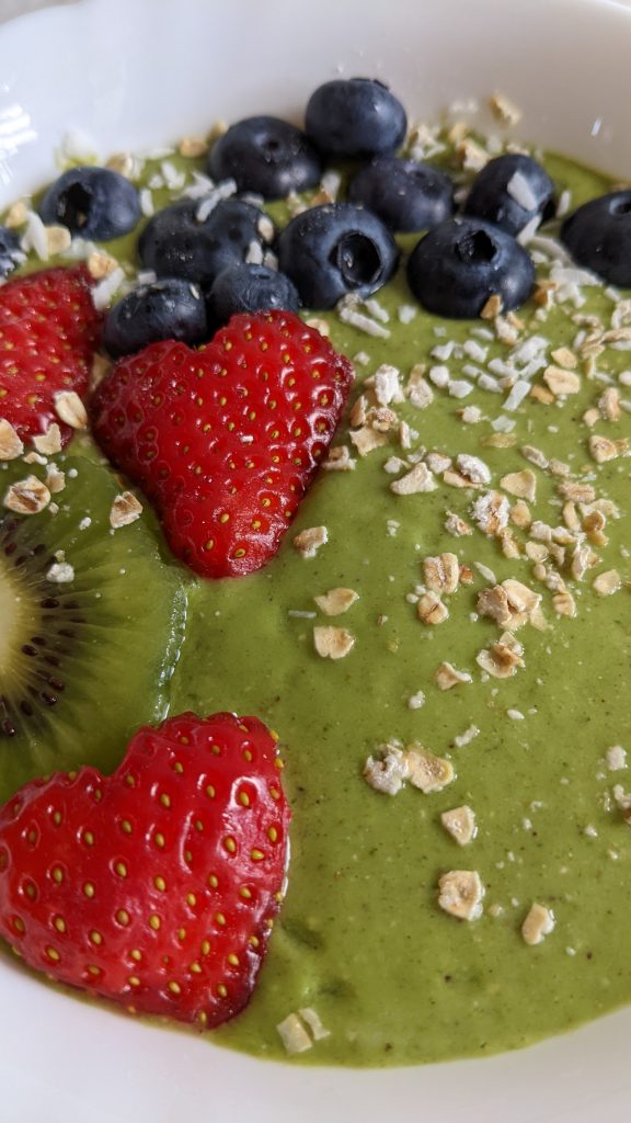 spinach-smoothie-with-banana-pineapple-moringa-powder-kiwi-fruit-chia-seeds-and-oats-summer-heatwave-oats-breakfast-breakfast-ideas-vegan-recipes-green-smoothie-recipes