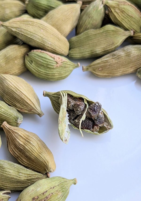 green-cardamom-seed-pods-buy-cheap-cardamom-pods-online-uk